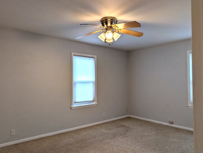Building Photo - Beautiful 5 Bedroom 2 Bathroom Neenah Lake Home
