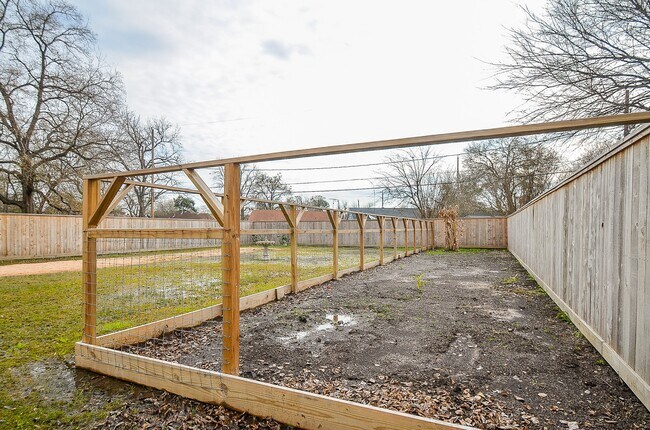 Building Photo - 142 Victoria Dr