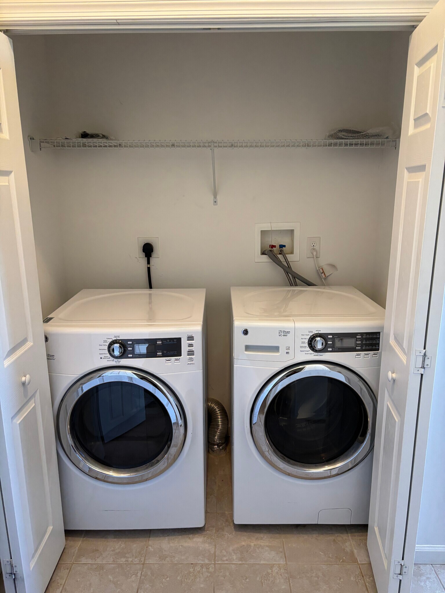 Building Photo - 300 Milkweed Dr