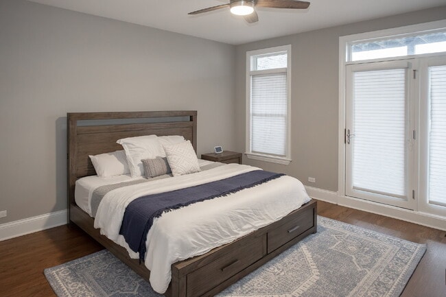 Building Photo - 3-Bed Urban Retreat with Fireplace & Granite Touches in Lincoln Park
