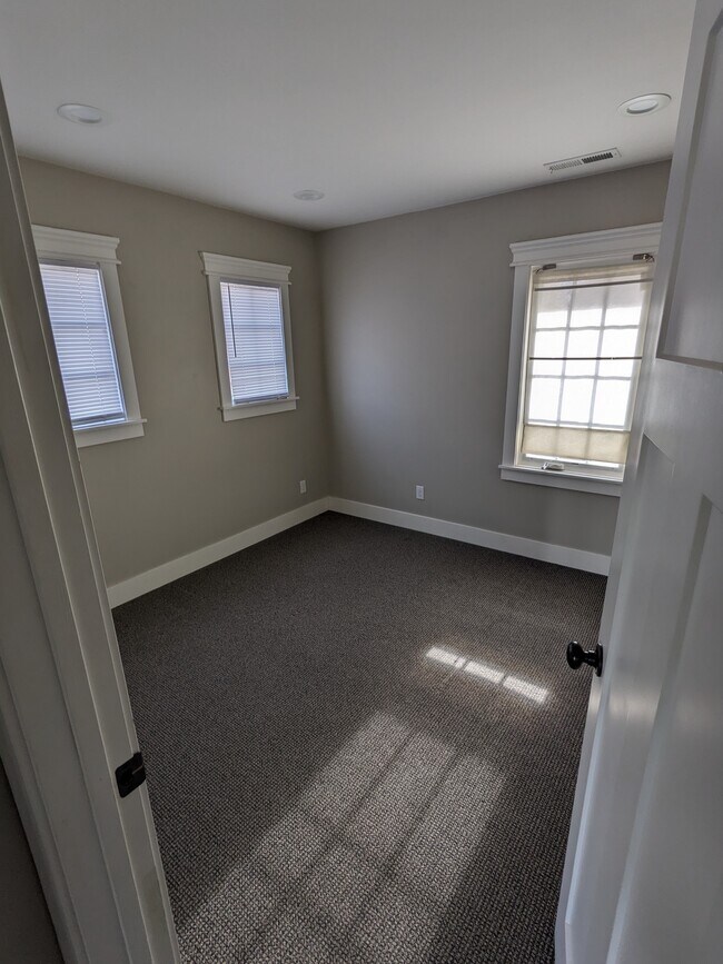 Building Photo - 1309 N Main Ave