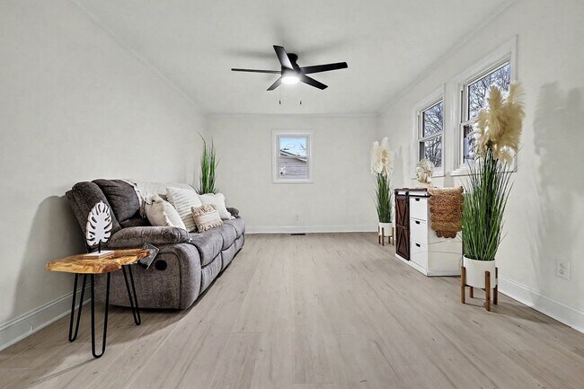 Building Photo - Two Bedroom Two Bathroom House with office and upstairs bonus room!   Fenced Yard!  Dogs Welcome!