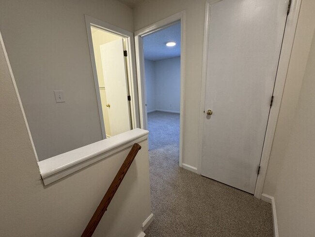 Building Photo - 2 bed 1.5 Bath