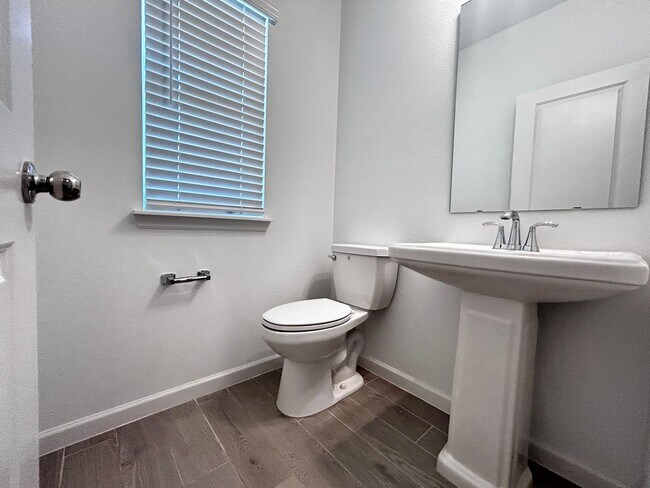 Building Photo - Beautiful Newer Build 3/2.5 with Internet ...