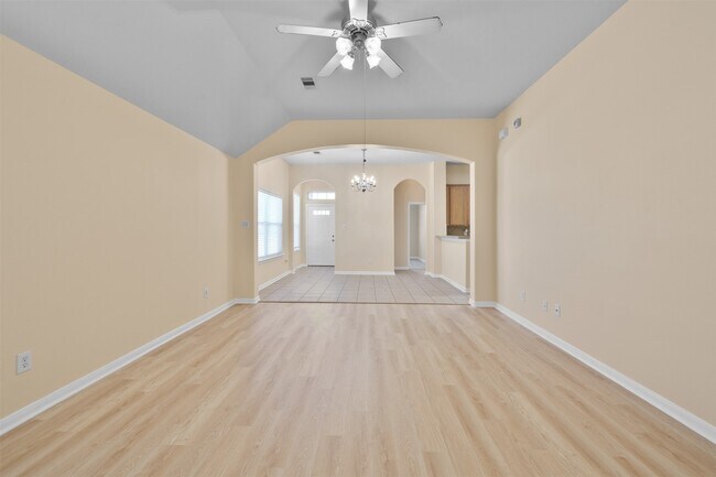 Building Photo - 12119 Lakewood Villa Dr