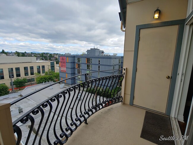 Building Photo - Top Floor Condo Located in First Hill with 2 Parking Spots Included!!!