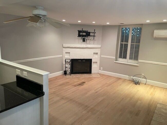 Building Photo - 1BR in Georgetown East Village WITH PARKIN...