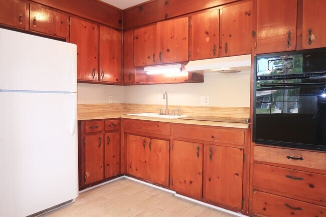 Building Photo - 1/2 OFF 3 Bedroom, 1 Bathroom Home for Ren...