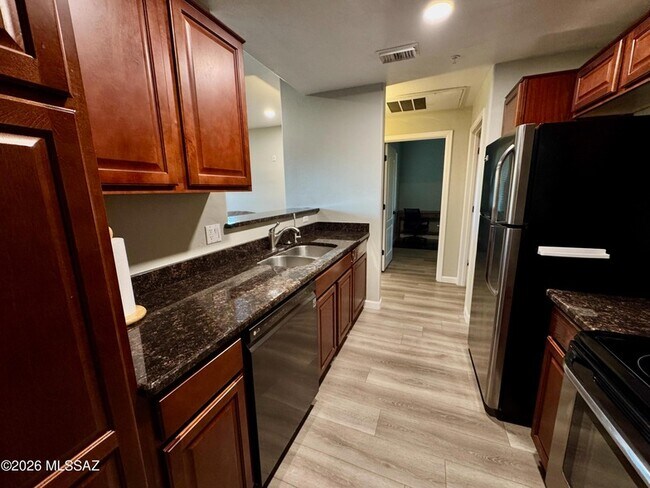 Building Photo - 2550 E River Rd