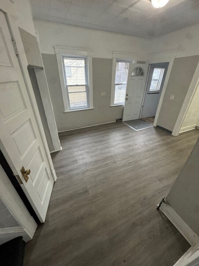 Building Photo - 4 Bedroom Home for Rent in Glenville – Cleveland