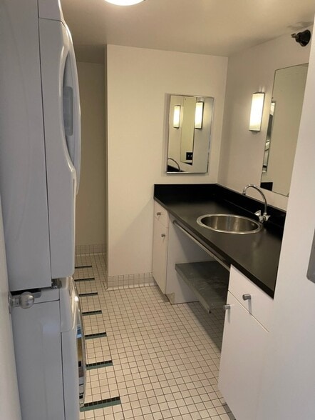 Building Photo - 247 4th St