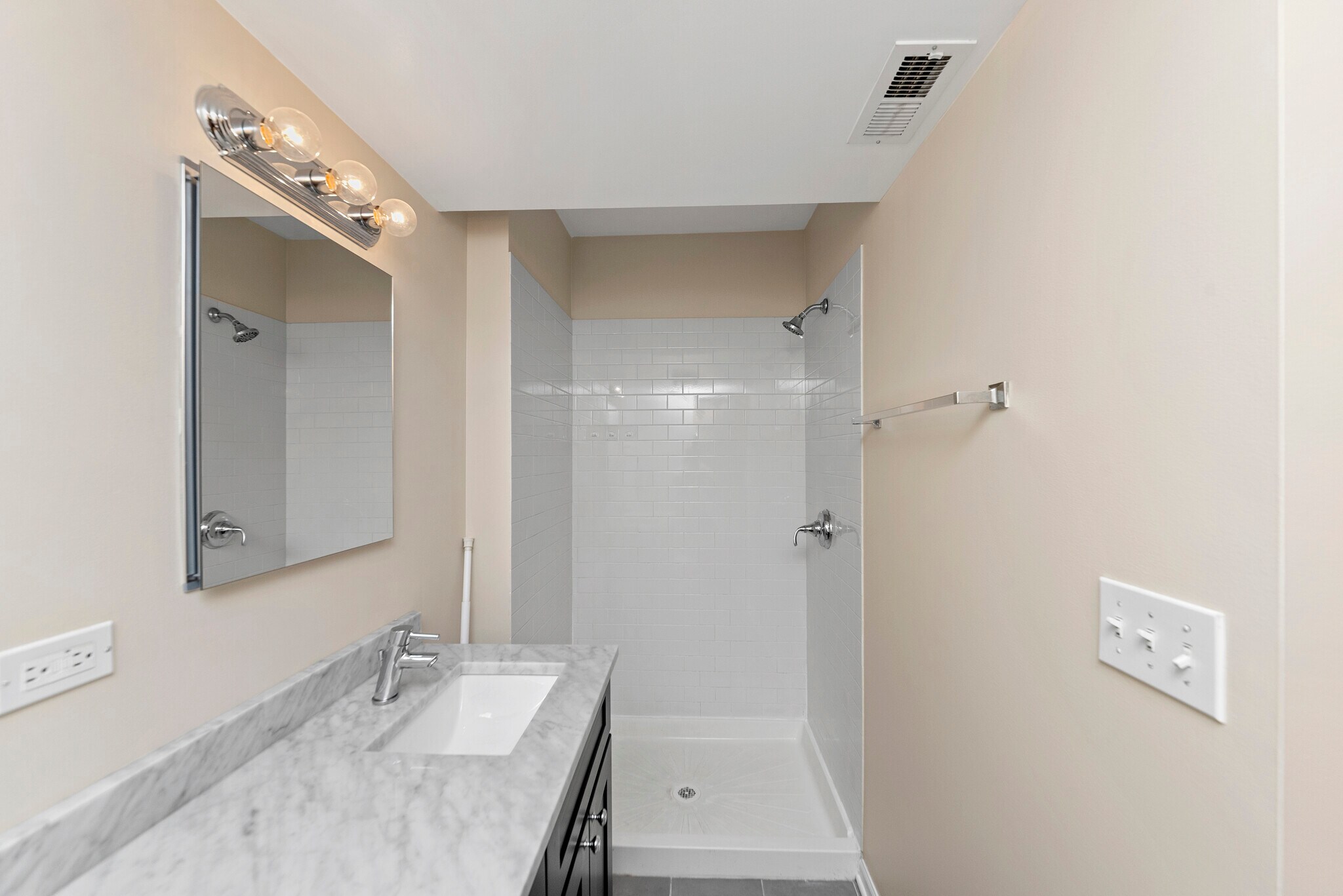 Building Photo - 1118 E Hyde Park Blvd