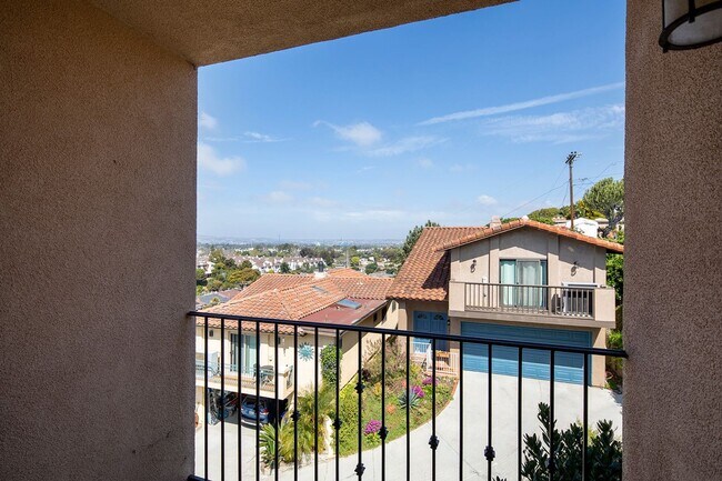 Building Photo - Gorgeous 2 Bed/2 Bath Point Loma Apartment - Views, W/D, Open Concept & More!