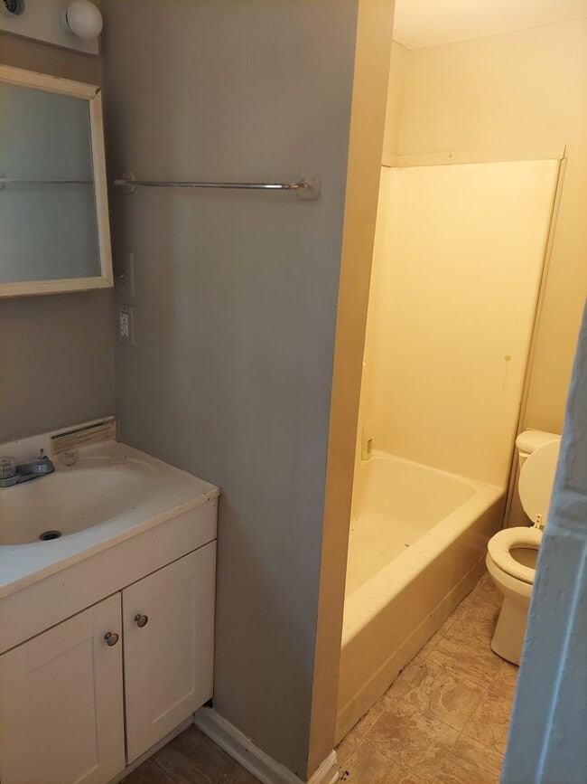 Building Photo - Two Bedroom, One Bath Bungalow