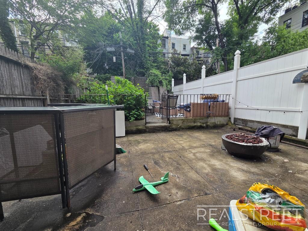 Building Photo - Huge Floor-Through 1 Bedroom with Private Backyard