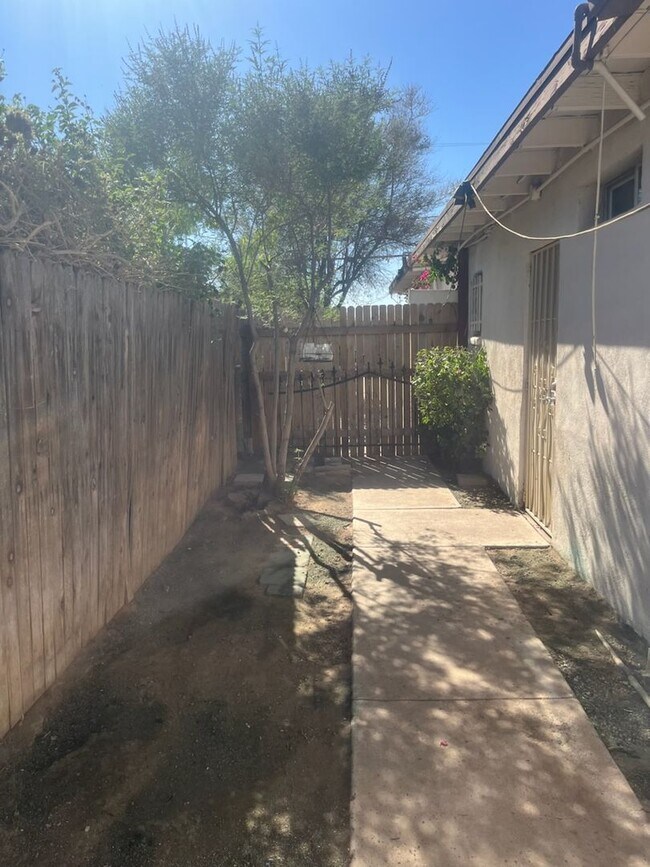 Building Photo - 331 W Carson Rd