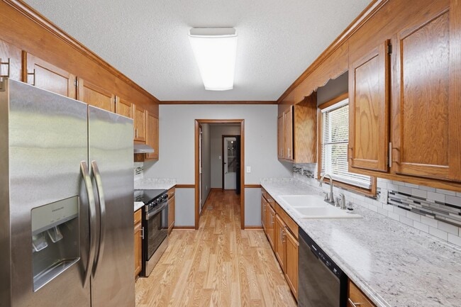 Building Photo - Spacious 4BR with Beautiful Backyard Retreat!