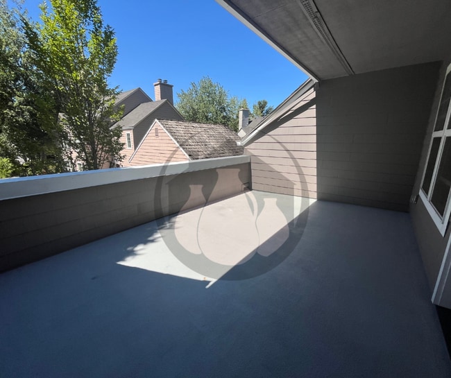 Building Photo - Charbonneau Area-  Spacious upstairs unit