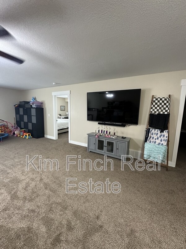 Building Photo - 201 Red Pine Dr