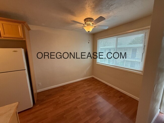 Building Photo - 1 bed 1 bath upstairs apartment near downtown Eugene