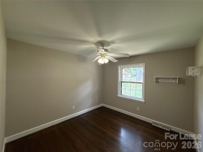 Building Photo - 1427 Churchill Dr