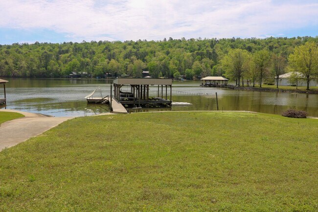 Building Photo - Wonderful Lake Home