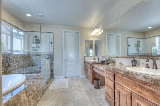 Building Photo - Beautiful former Meritage model home in the heart of Somersett. 4bed/3.5bath/3car 3764sf