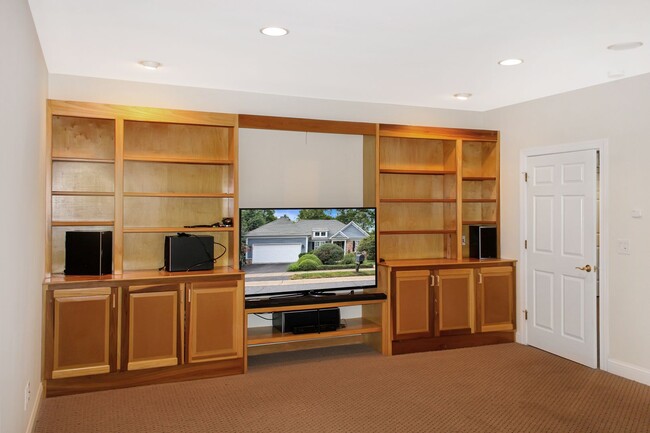 Building Photo - 5 Bedroom with Elevator