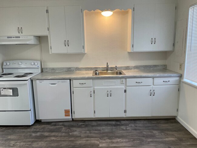 Building Photo - Updated Duplex in Great Location!!