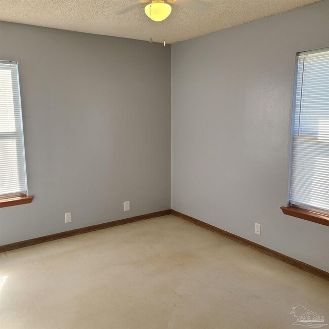 Building Photo - 905 N N St