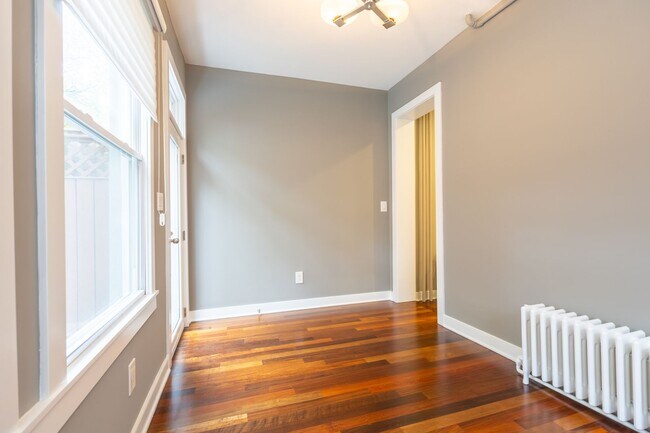 Building Photo - Beautiful 4 BR/3.5 BA Townhome in Cathedra...