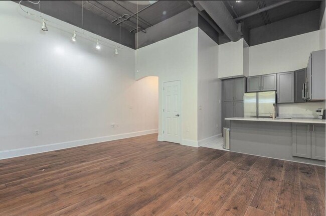 Building Photo - Modern Downtown Memphis Condo with Prime Location
