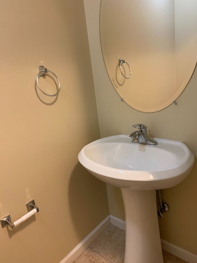Building Photo - 3-bed, 2.5-bath townhouse in Tolono!