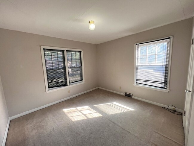 Building Photo - Convenient Living Near K-State & Aggieville!