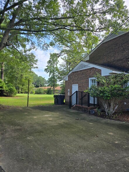 Building Photo - 205 Pinewood Dr