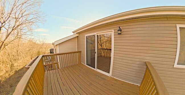 Building Photo - Backyard Deck + Attached Garage + Pet Friendly + Washer and Dryer Included! Available January Now!