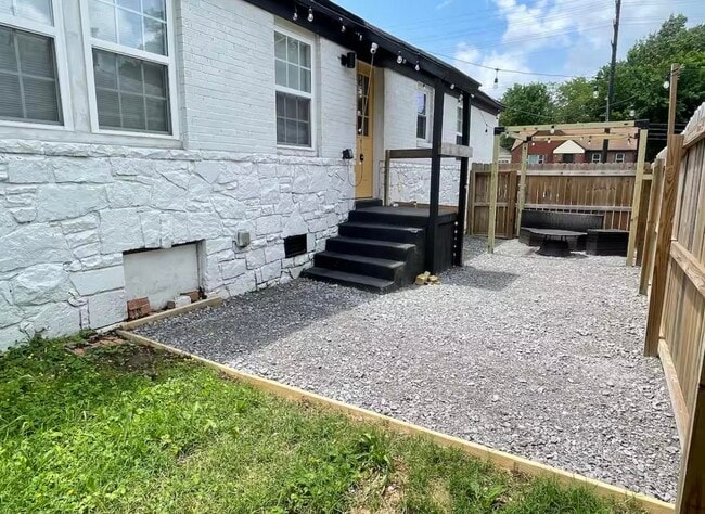 Building Photo - 84 N Holmes St