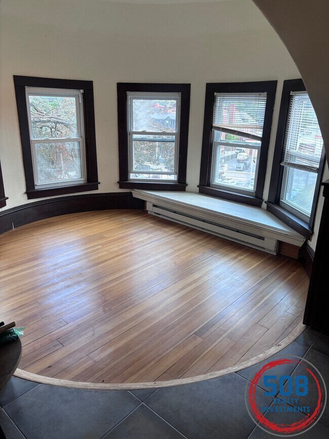 Building Photo - 667 Southbridge St