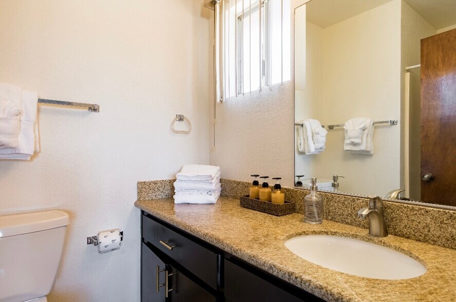 Building Photo - 72654 Sunnyslope Dr