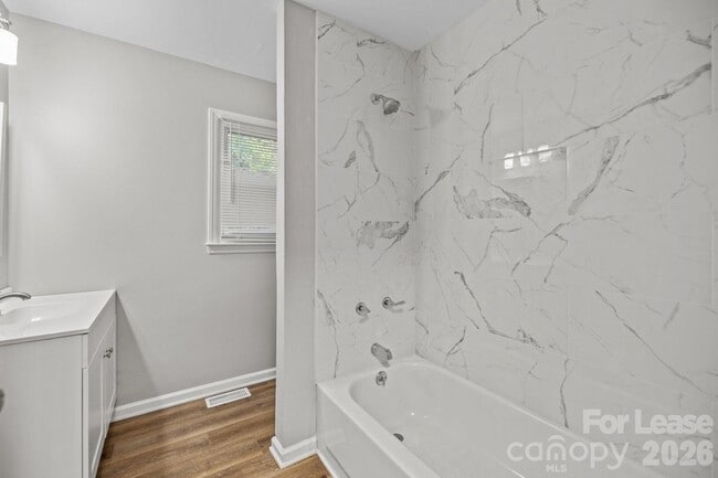 Building Photo - 4800 Maplecrest Dr