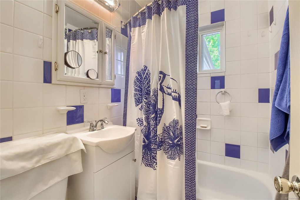 bathroom - 1005 Moss St