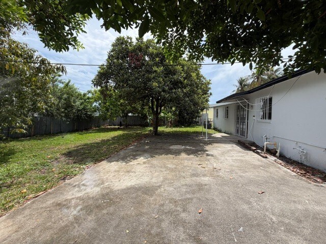 Building Photo - 490 W 37th St