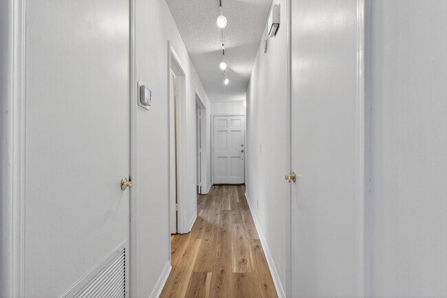 Building Photo - Spacious & Exciting Townhome style Condo