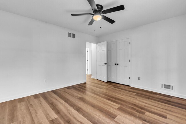 Building Photo - AVAILABLE NOW!! 5 Bedroom 3.5 Bath Fully R...