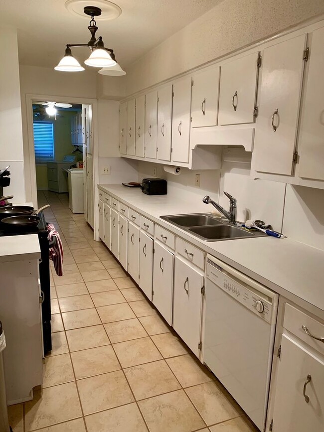 Building Photo - Convenient 3-Bed, 2.5-Bath James Island Co...