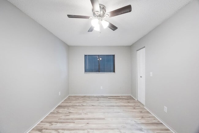 Building Photo - Renovated Town Home 2 bedroom 1.5 bath ** ...