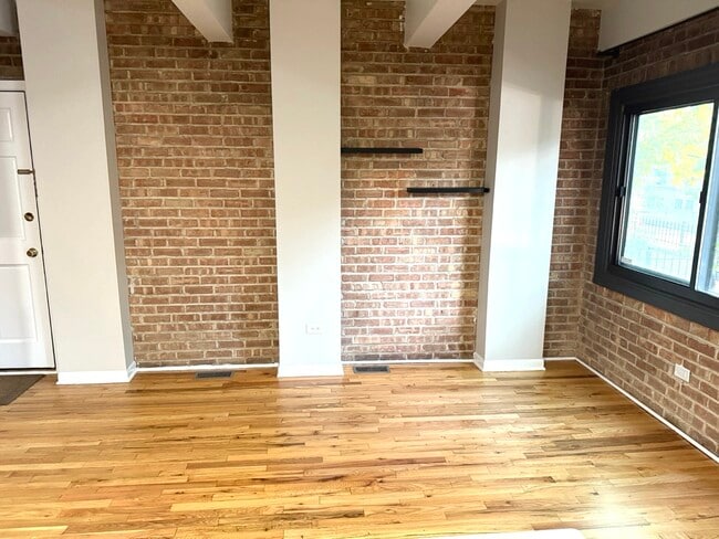 Building Photo - 646 W Belden Ave