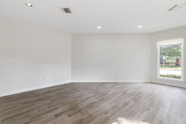 Building Photo - 1928 Augusta Dr