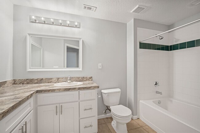 Building Photo - Renovated 2BR/2BA Condo With a Garage in I...
