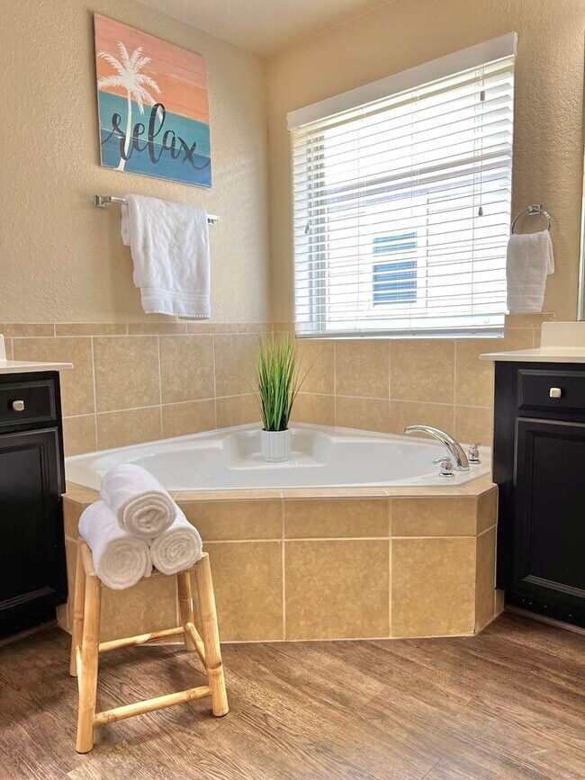 Building Photo - 11235 Silver Rose